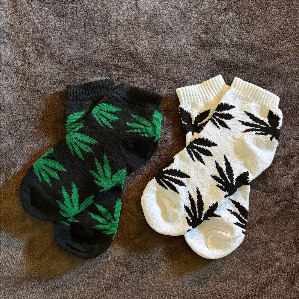 Stylish Black and White “Leaf” Pattern Socks for men